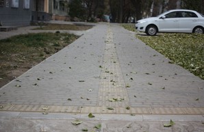 Коммунальщики потратят 1 млн грн на ремонт тротуара, который чинили в прошлом году