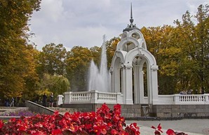 Харьковская «Зеркальная струя» лишилась шпиля (ФОТО, ВИДЕО)