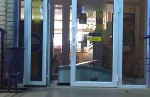 В харьковском магазине распотрошили платежный терминал (ФОТО)