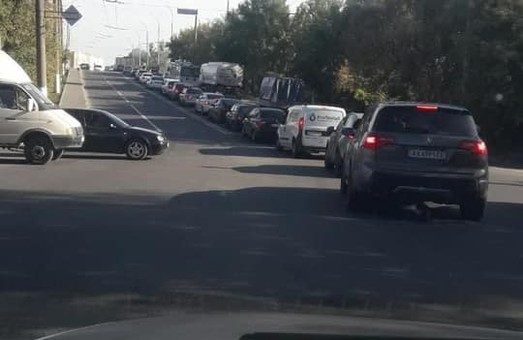 Работники обрушившегося моста в Харькове работают очень медленно