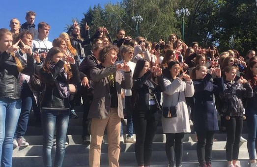 В Харькове прошел полезный флешмоб – по изучению жестового языка