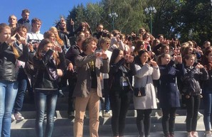 В Харькове прошел полезный флешмоб – по изучению жестового языка