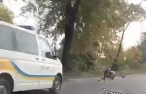 Водитель легковушки врезался в мотоцикл и решил напиться на месте ДТП