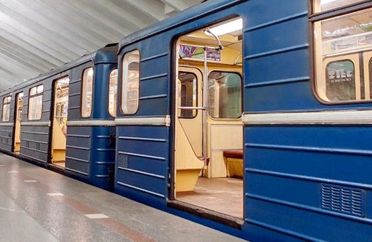 Граффити прямо в вагоне. В харьковском метро задержали француза