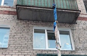 Харьковская пенсионерка спускалась с балкона по простынях и сорвалась