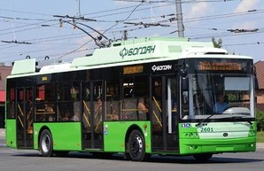 Кондуктор харьковского троллейбуса напала на двух девочек