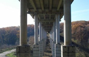Под Харьковом еще один мост может обрушиться в любую минуту (ФОТО)