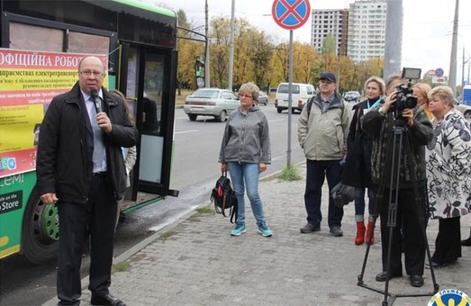 Найти работу харьковчанам помогут в ... троллейбусе