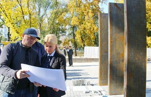 «Герої не вмирають!». В Харькове почти достроили памятник защитникам Украины