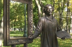 В харьковском саду Шевченко поглумились над памятником Репину (ФОТО)