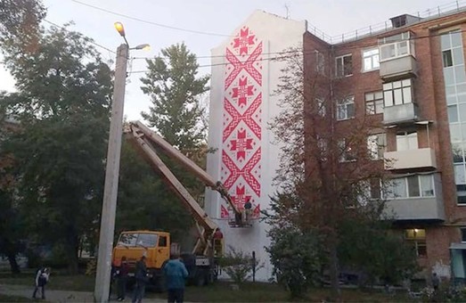 В Харькове почти дорисовали новый мурал (ФОТО)