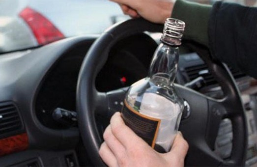 Пьяный и без прав. В Харькове водитель разбил машину об дерево