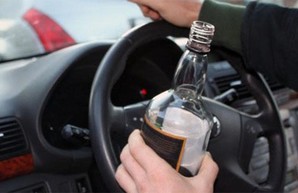 Пьяный и без прав. В Харькове водитель разбил машину об дерево