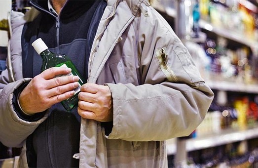 В харьковском супермаркете поймали любителя виски, сыров и бальзамов