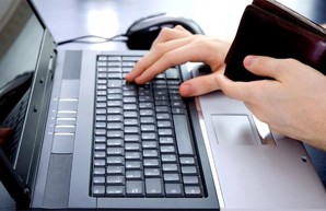 «Зарабатывала» на переселенцах. В Харькове работницу банка разоблачили в махинациях (ФОТО)