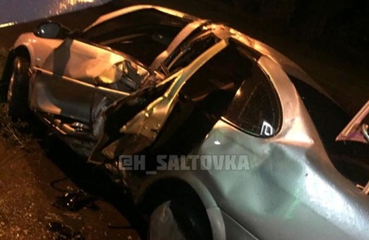 В Харькове водитель разбил машину об билборд и сбежал (ФОТО)
