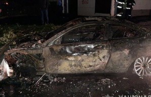 Стало известно, чей Mercedes сожгли возле харьковского центра админуслуг