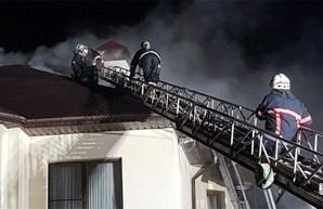 В Харькове парень чуть не погиб, пытаясь потушить дом