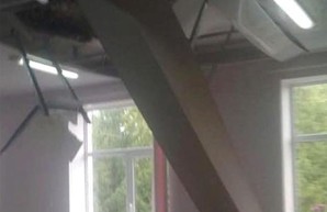 Прямо перед уроками в харьковской школе рухнул потолок (ФОТО)