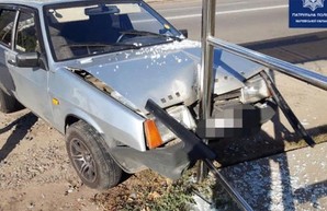 Легковушка влетела в остановку транспорта в Харькове (ФОТО)