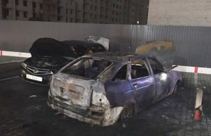 На парковке в Харькове снова подожгли легковушки (ВИДЕО)