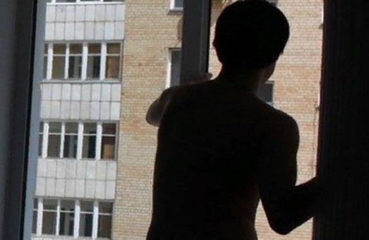 Харьковчанин выбросился из окна восьмого этажа