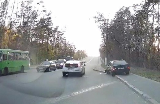 В Харькове нетрезвый водитель на «встречке» врезался в «скорую» (ВИДЕО)