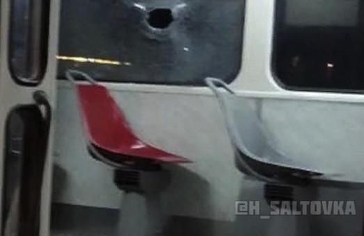 ЧП в харьковском трамвае: хулиганы бросили камень и попали девушке в голову