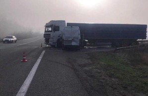 Авария под Харьковом: не разминулись микроавтобус и фура (ФОТО)