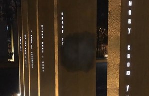 Не прошел и месяц: харьковский памятник Защитникам Украины пытались испортить