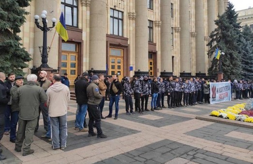 В центре Харькова митингуют активисты, а полиция ищет бомбу (ФОТО)