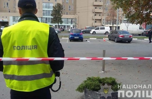 Двух мужчин расстреляли на парковке в Харькове. Один из них скончался (ФОТО, ВИДЕО)