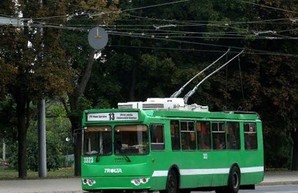 В Харькове троллейбус с пассажирами слетел с дороги и сломался трамвай (ВИДЕО)