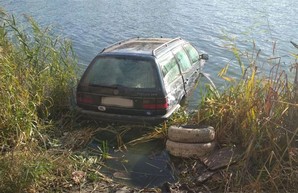 В Харькове легковушка влетела в реку (ФОТО)
