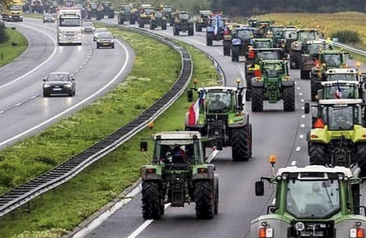 «Нет распродаже Украины!». Фермеры Харьковщины перекрывали дорогу в знак протеста