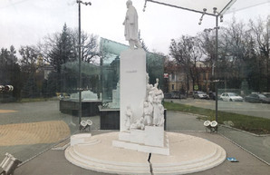 Рушится на глазах: в центре Харькова треснул памятник (ФОТО)