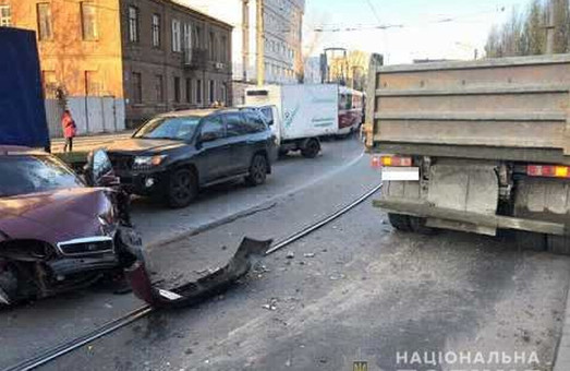 Тройное ДТП в Харькове: водитель выехал на «встречку» и погиб (ФОТО)