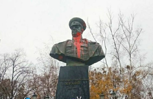 В Харькове испортили памятник маршалу Жукову (ФОТО)