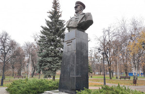 Харьковскому памятнику Жукову вернули первозданный вид (ФОТО)