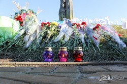 Сотни харьковчан пришли на Мемориале жертвам Голодомора, чтобы почтить память погибших (ФОТО)