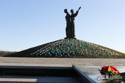 Сотни харьковчан пришли на Мемориале жертвам Голодомора, чтобы почтить память погибших (ФОТО)
