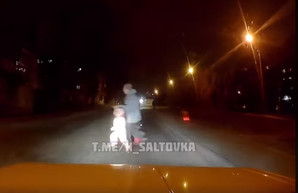 Выскочили под колеса: в Харькове едва не сбили женщину с детьми (ВИДЕО)