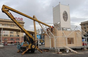 В центре Харькова начали монтировать скандальный домик Деда Мороза