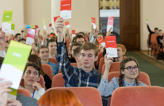 Харьковские школьники едут на межрегиональные дебаты проекта «Молодь дебатує»
