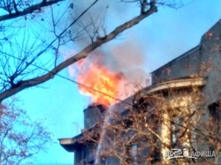 В центре Одессы горит памятник архитектуры: столб дыма поднялся на сотни метров в высоту (ФОТО, ВИДЕО)