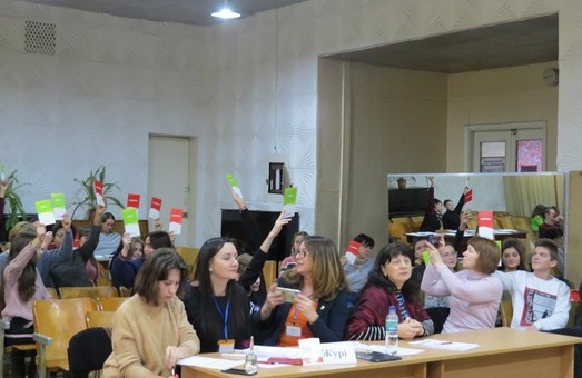 Харьковская школьница вышла в национальный финал «Молодь дебатує» (ФОТО)