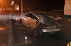 В Харькове легковушка врезалась в столб: четверо пострадавших