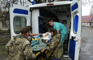 Под Харьковом машина такси сбила военного – он в крайне тяжелом состоянии