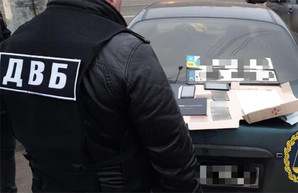 Задержан харьковский коп, который за взятку подделывал автономера (ФОТО)