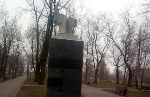 Разбили вдребезги. В Харькове вандалы разрушили памятник советскому писателю (ФОТО)